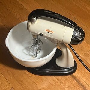 Sunbeam Mixmaster in Black and Cream with White Bowl